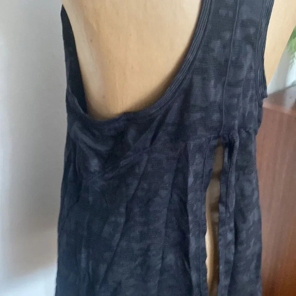 Lululemon black tank top sz 6 camo stripe print great pre owned condition - Picture 6 of 6